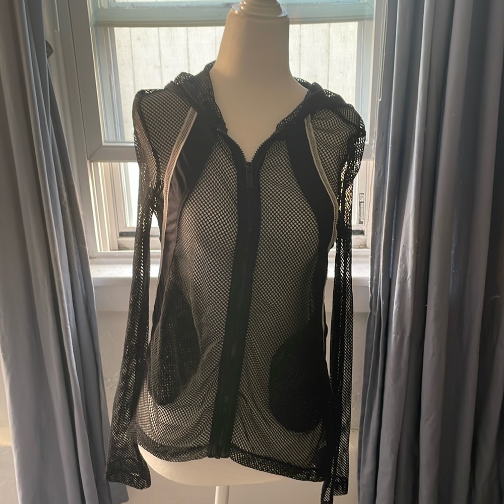 Bebé fashion jacket with hood, zippered side pockets, and mesh detailing
